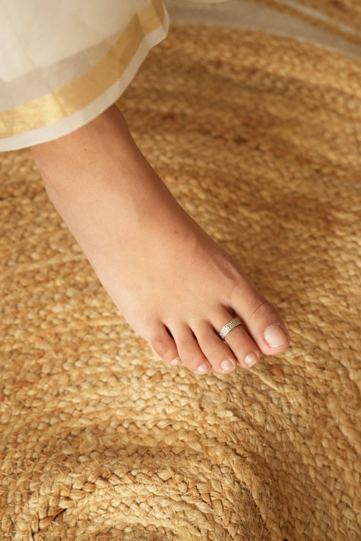 Elegant Band-Style Oxidised Silver Toe Ring